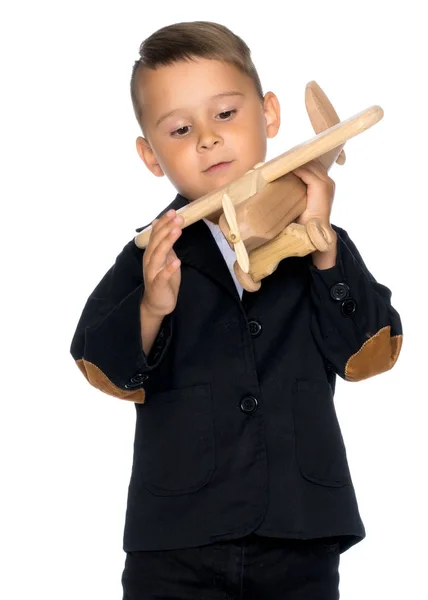 Niño jugando con avión de madera —  Fotos de Stock