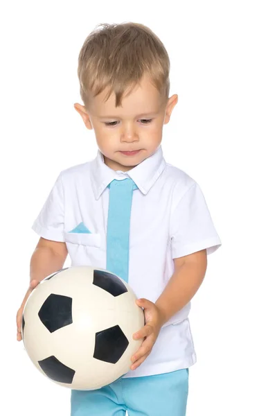 Un niño está jugando con una pelota. . — Foto de Stock