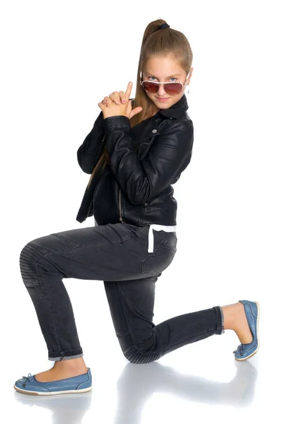 Une adolescente dans une veste en cuir et des lunettes — Photo