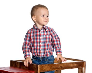 Küçük bir çocuk oyuncak bir arabayla oynuyor..