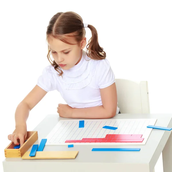 Uma menina está estudando coisas Montessori. — Fotografia de Stock