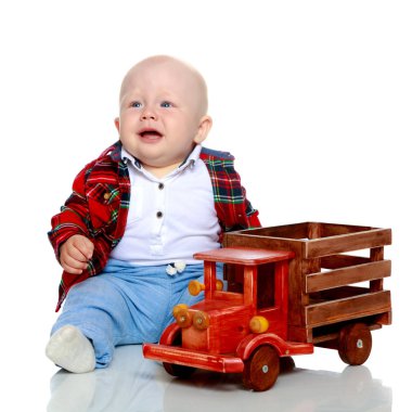 Küçük bir çocuk oyuncak bir arabayla oynuyor..