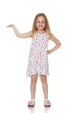 Küçük kız bir parmak gösterilen