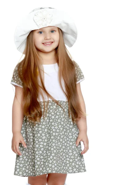 Liten flicka i en hatt. — Stockfoto