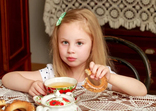 ベーグルを食べる少女 — ストック写真