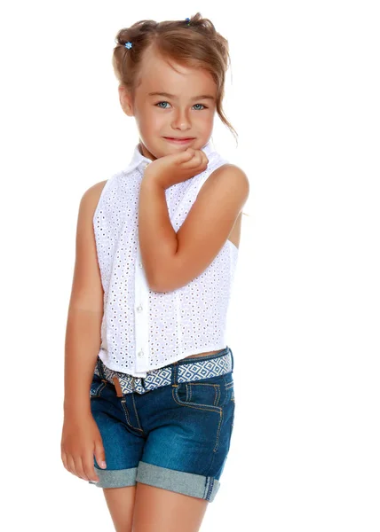 Şort ve beyaz bir gömlek, küçük bir kız. — Stok fotoğraf
