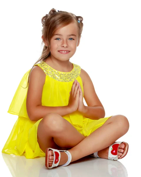 Little girl is sitting on the floor. — Stock Photo, Image