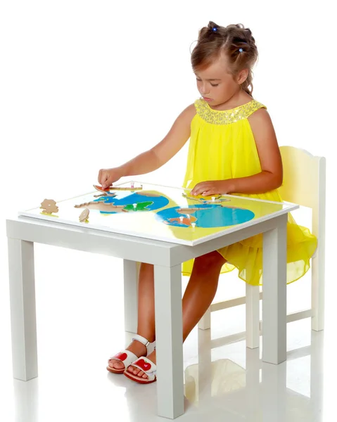 En liten flicka studerar Montessori.. — Stockfoto