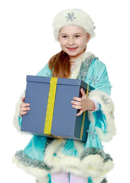 Chica doncella de nieve con un regalo en las manos —  Fotos de Stock