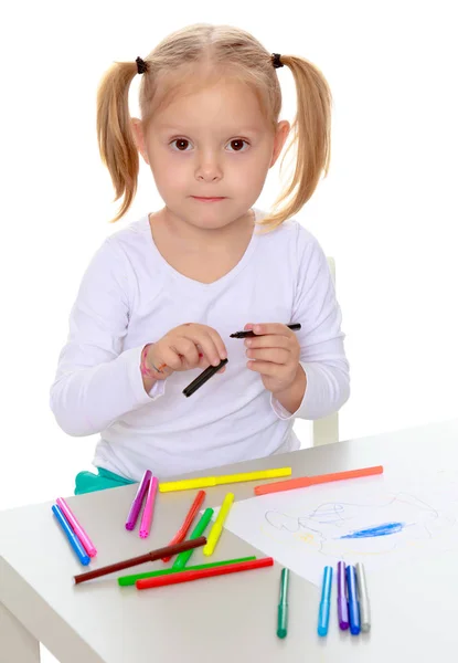 Das Mädchen zeichnet mit Filzstiften — Stockfoto