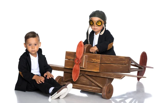 Два маленьких хлопчика грають з іграшковим літаком . — стокове фото