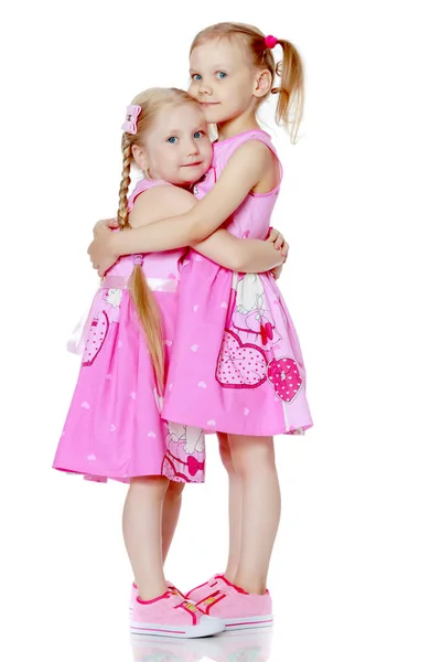 Две маленькие девочки обнимаются . — стоковое фото