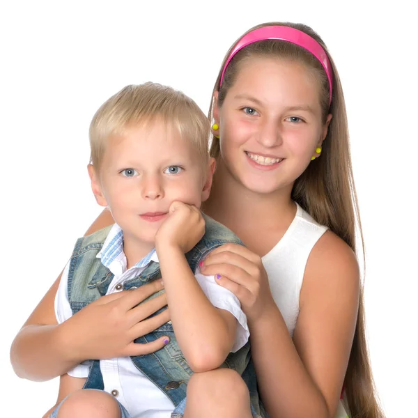 Een tienermeisje met haar jongere broer — Stockfoto