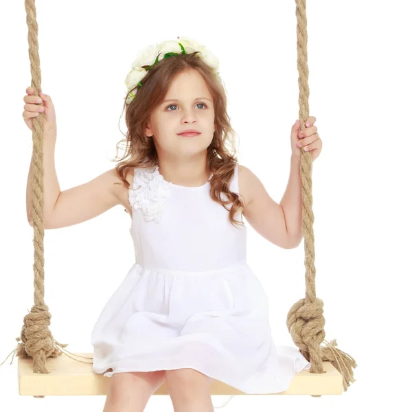 Niña balanceándose en un columpio — Foto de Stock