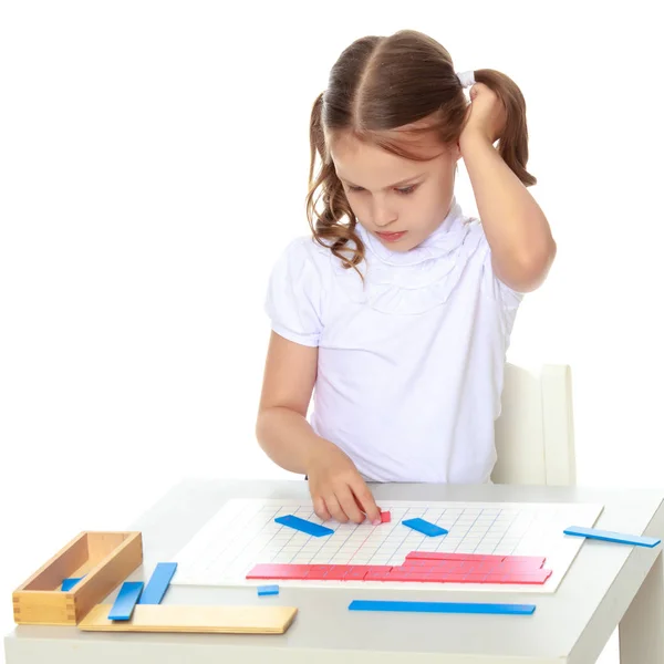 Ein kleines Mädchen lernt Montessori-Sachen. — Stockfoto