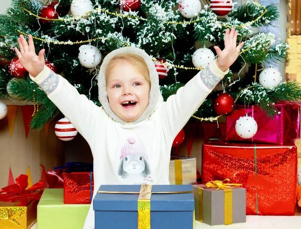 Menina com um presente em suas mãos . — Fotografia de Stock