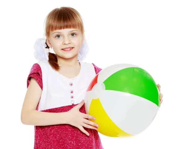 小さな女の子は、ボールで遊んでください。. — ストック写真