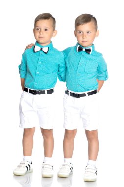 İki üzgün İkizler çocuklar