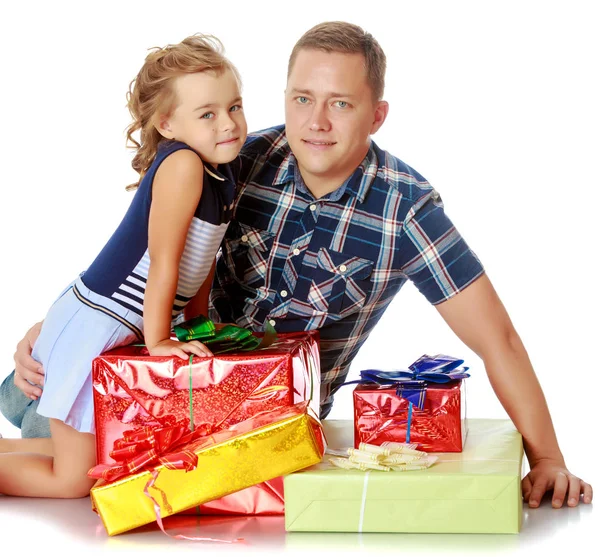Kleines Mädchen mit meinem Vater über Geschenke. — Stockfoto