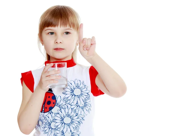 Niña con un vaso de agua — Foto de Stock