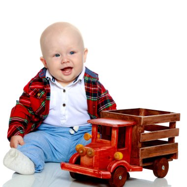 Küçük bir çocuk oyuncak bir arabayla oynuyor..