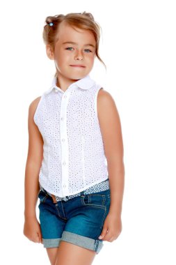 Şort ve beyaz bir gömlek, küçük bir kız.