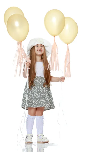 Menina está brincando com um balão — Fotografia de Stock