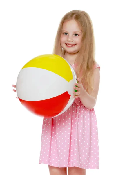 Menina está brincando com uma bola — Fotografia de Stock