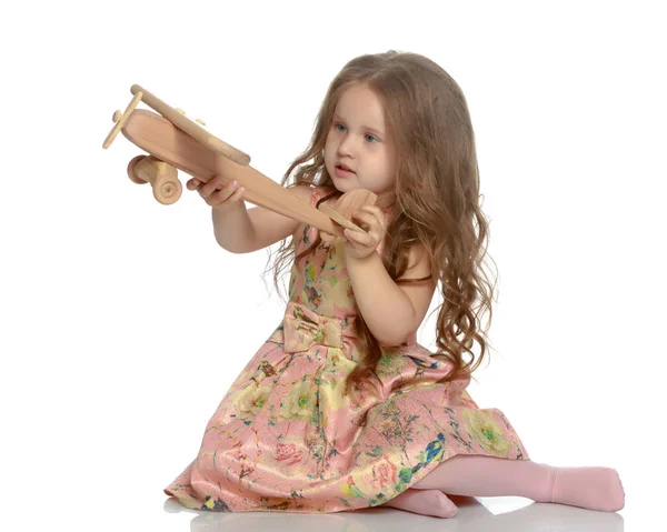 Маленькая девочка играет с самолетом — стоковое фото