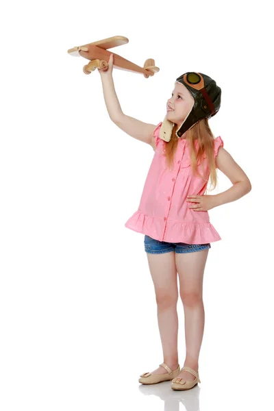 Маленька дівчинка з дерев'яною площиною в руці . — стокове фото