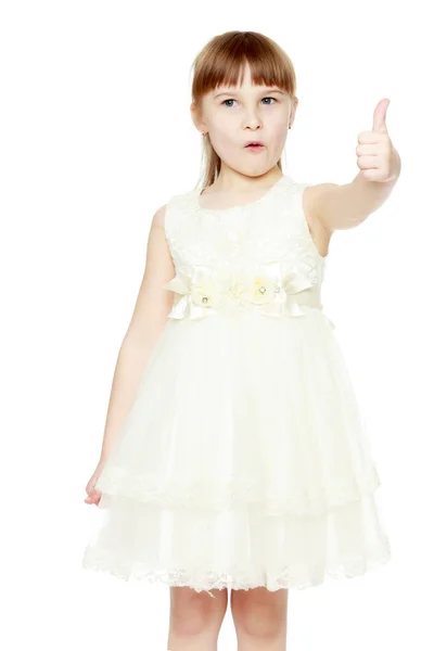 Маленькая девочка держит большой палец вверх — стоковое фото