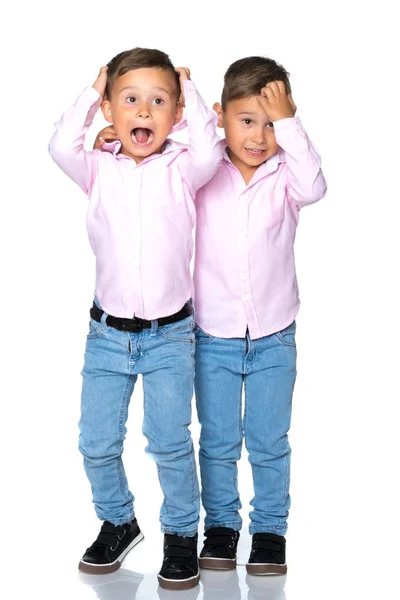 Två små pojkar i skjortor och jeans. — Stockfoto