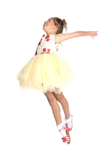 Kleines Mädchen springt. — Stockfoto