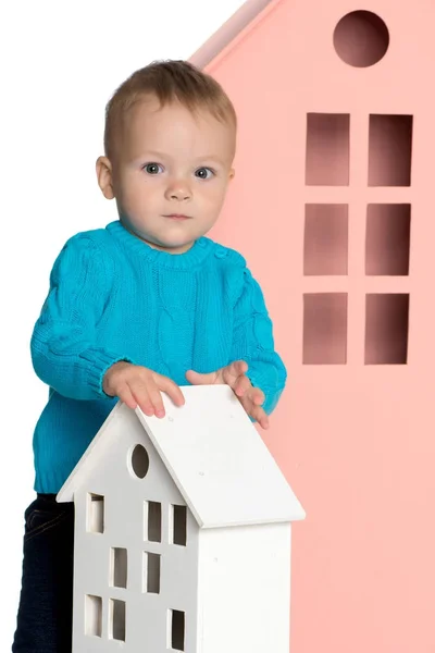 Küçük bir çocuk ile renkli evler oynuyor. — Stok fotoğraf