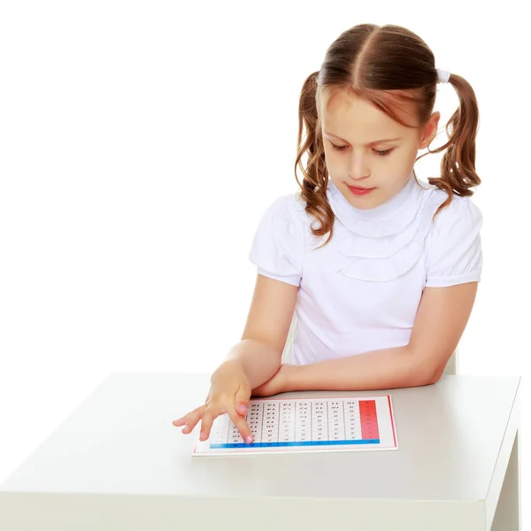 Uma menina está estudando coisas Montessori. — Fotografia de Stock