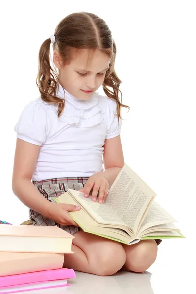 Petite fille avec un livre — Photo