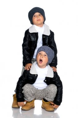 İki küçük çocuğu siyah ceket ve şapka.