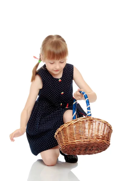 Bambina con un cesto di vimini — Foto Stock