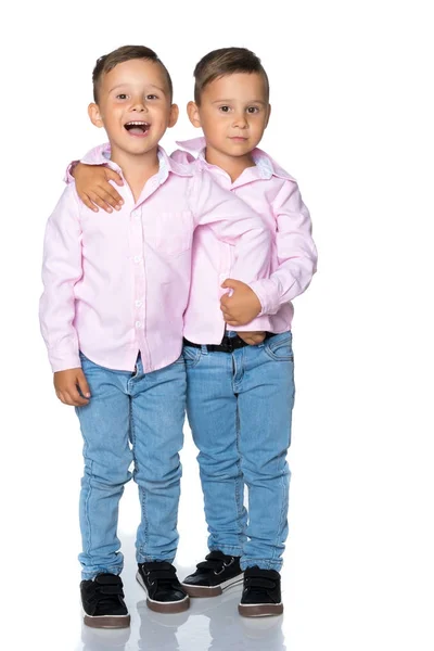 Dva malí chlapci košile a džíny. — Stock fotografie