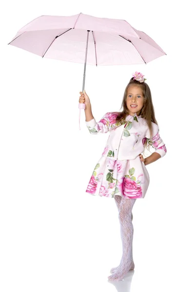 Menina sob um guarda-chuva . — Fotografia de Stock