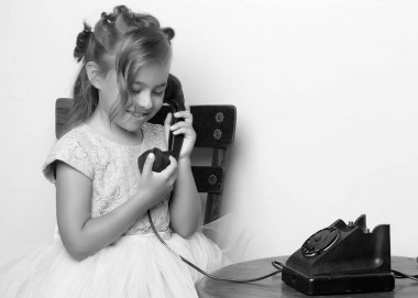 Küçük bir kız eski telefondan arıyor..