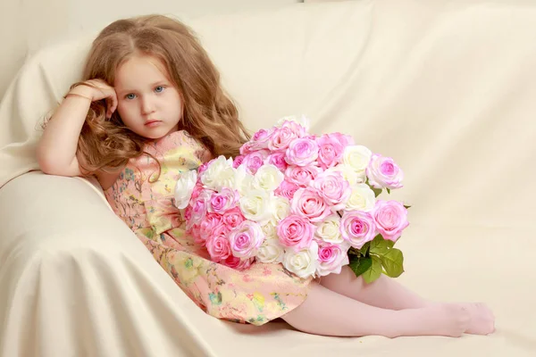 Bambina con un mazzo di fiori — Foto Stock