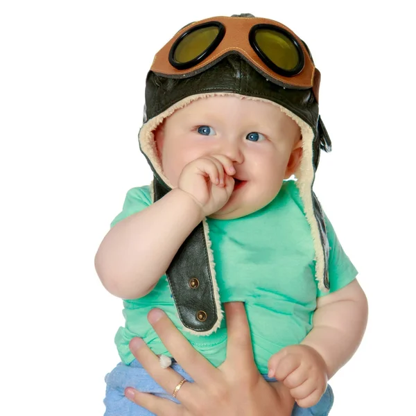 Un ragazzino con un berretto da pilota e un aereo di legno in mano — Foto Stock