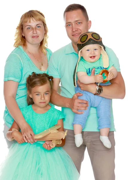 Boldog család kiskorú gyermekekkel — Stock Fotó
