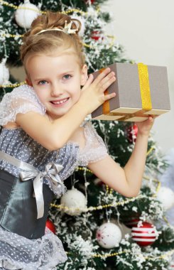 Küçük kız Noel ağacı, hediyeler hoşlanır.