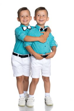 İki kardeş mutlu sarılmak