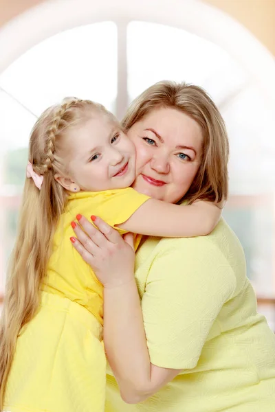 Egy boldog anya ölelést szeretett lánya. — Stock Fotó