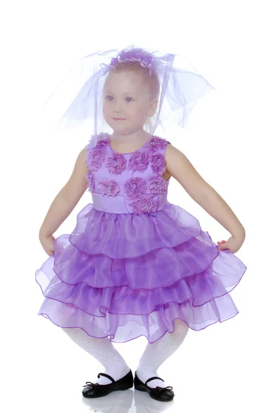 Petite fille en robe violette . — Photo