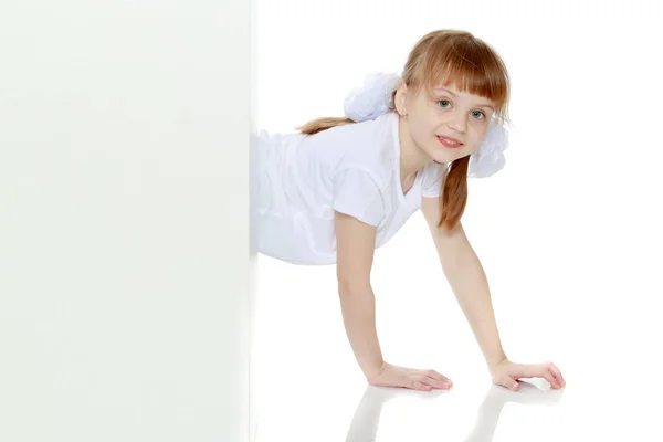 Ένα κορίτσι παρουσιάζει μια διαφήμιση σε ένα λευκό πανό. — Φωτογραφία Αρχείου