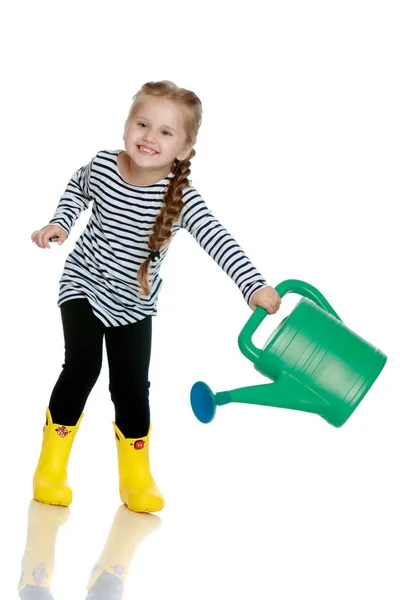 Una bambina sta annaffiando un giardino . — Foto Stock